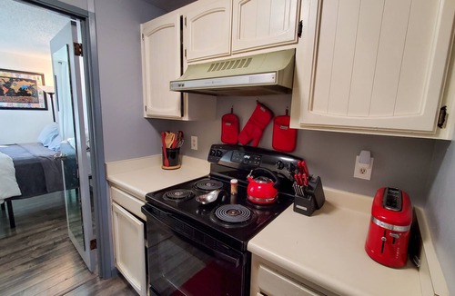 West Juneau Condo | Updated Ocean & Mountain View Condo near Downtown
