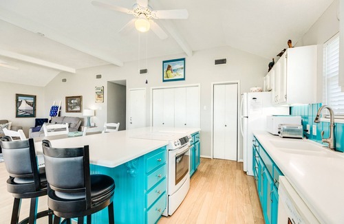 Spanish Grant House | Updated Private Home w/3rd Row Gulf Views; 7 houses to beach, 10 mi Downtown