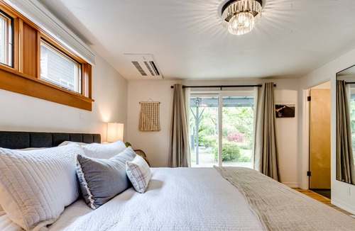 Amazon House | Updated South University-4 blocks to UO. Luxe + Comfort w/ 2 Suites!