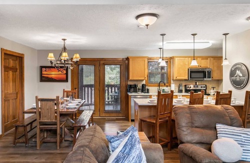 Reeds Spring Cabin | Updated Stonebridge Lodge, Log Beds, Deck with TV and Large Grill , Open Yard | 115