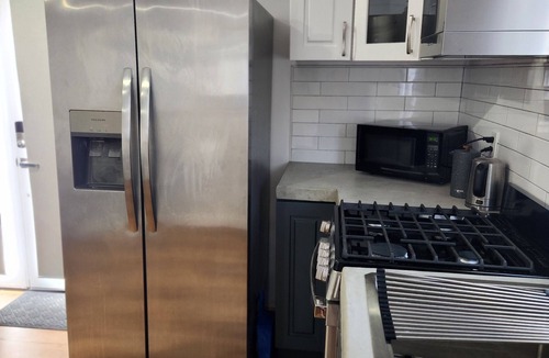 Pico - Robertson Apartment | Updated Studio in LA with refreshing AC & Washer/Dryer