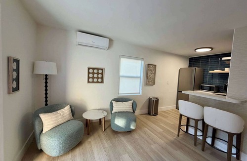 Coral Ridge Apartment | Updated Studio in Boutique Mid-Century Building