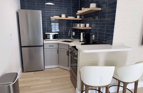 Coral Ridge Apartment | Updated Studio in Boutique Mid-Century Building