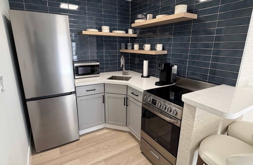Coral Ridge Apartment | Updated Studio in Boutique Mid-Century Building