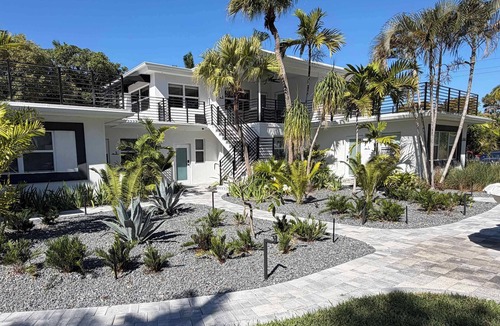 Coral Ridge Apartment | Updated Studio in Boutique Mid-Century Building