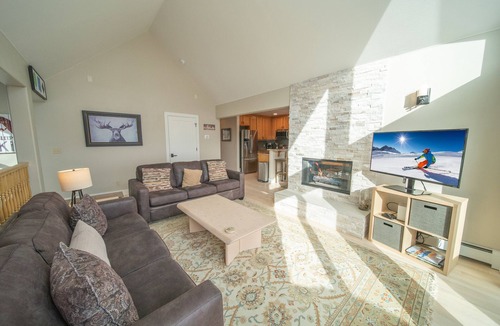 Mountain House House | Updated Townhome | Deck w/Mountain Views, Hot Tub