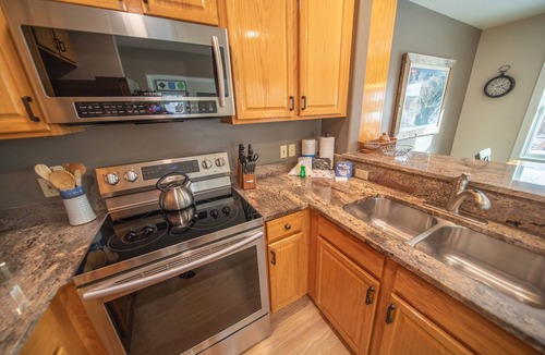Mountain House House | Updated Townhome | Deck w/Mountain Views, Hot Tub