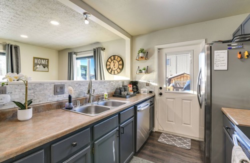 Bayshore - Klatt Apartment | Updated Townhome: Near Airport & Shopping!