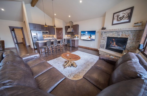 River Run House | Updated Townhome | Private Hot Tub | Pool access