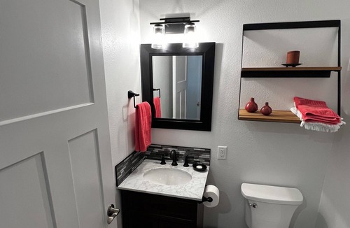 Pullman House | Updated townhouse in quiet cul de sac. Private fenced yard & off-street parking.