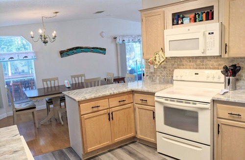 Weeki Wachee Gardens House | Updated waterfront home, great manatee viewing, dock, 5 minute paddle to river!