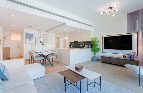 The Greens Apartment | Upgraded Chic 2 Bed l Pool View l Pool, Gym Access