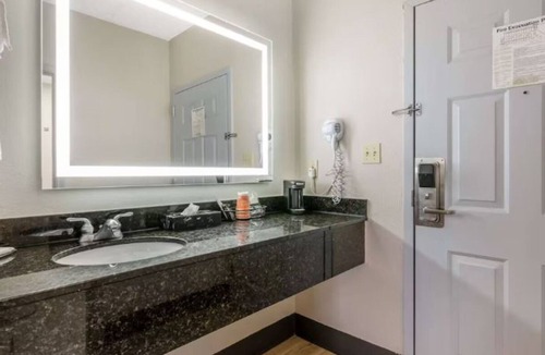 Jeffersontown Hotel | Upgraded Comfort | Near Historic Middletown Museum | Free Parking & Breakfast