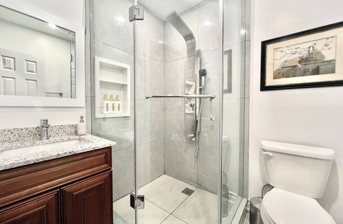 North York House | Upgraded Rooms with Bath 7-min to Subway Near Downsview Rogers Stadium