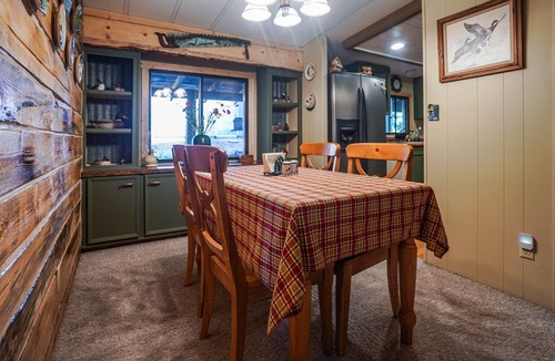 Klamath Falls House | Upgraded Rustic Themed Retreat w/screened porch in Rocky Point.