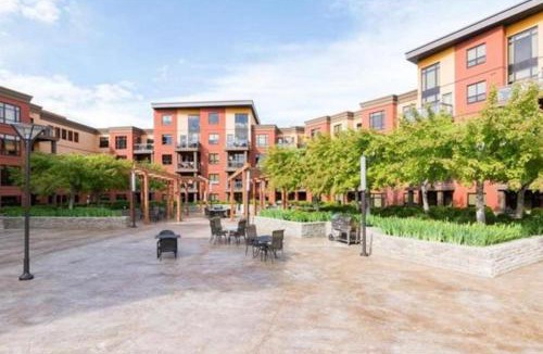 South Pandosy Apartment | Upper Floor w Courtyard View 550