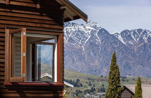 Queenstown City Centre House | Upper Gardens | 5 min walk to town | 2 min walk to the lakefront