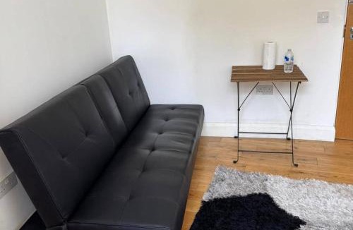 Tollington Apartment | Upper Holloway Studio 1 Min to Station Sleeps 2