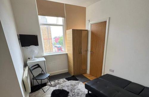 Tollington Apartment | Upper Holloway Studio 1 Min to Station Sleeps 2