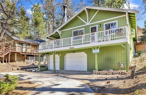 Upper Moonridge Cabin | Upper Moonridge Chalet: 2BR/2BA, Private Hot Tub, Wood Fireplace & WiFi
