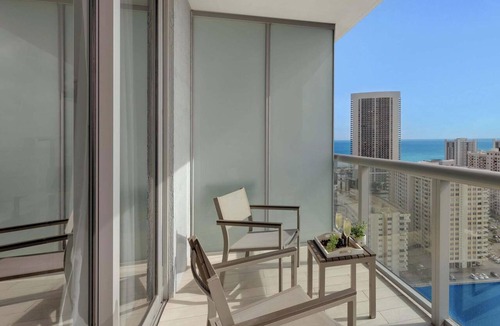 Hallandale Beach Apartment | Upper studio w/Balcony + Pool + Gym- Near Beach