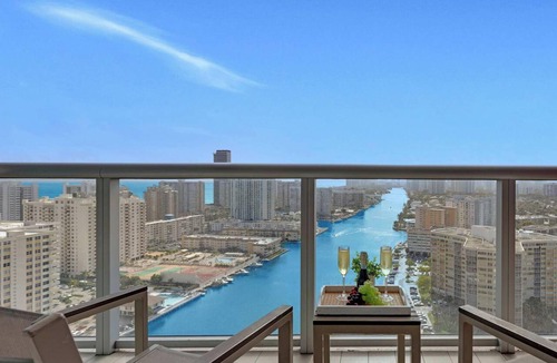 Hallandale Beach Apartment | Upper studio w/Balcony + Pool + Gym- Near Beach