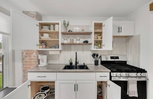 Davenport Apartment | Upper Suite | Bright & Comfortable QC Stay