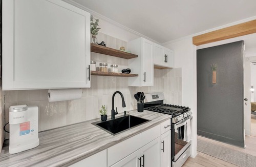 Davenport Apartment | Upper Suite | Bright & Comfortable QC Stay