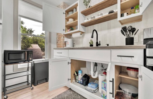 Davenport Apartment | Upper Suite | Bright & Comfortable QC Stay