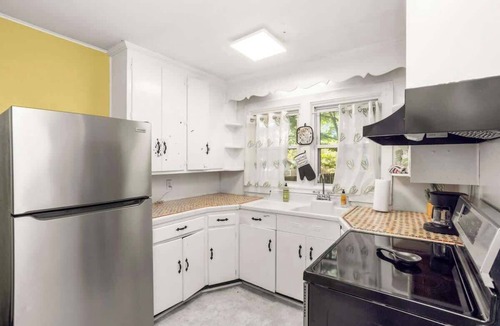 Lakewood House | Upper Unit Retreat|2BR Near Downtown| Pet-Friendly