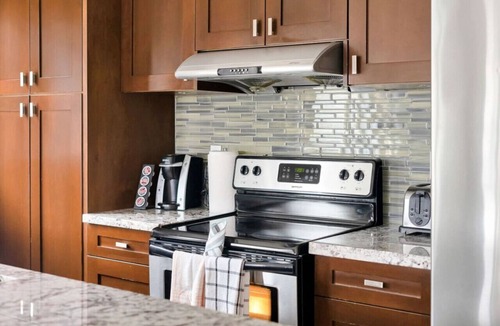 Harrison Hot Springs Apartment | Upscale 2BR Overlooking Lake View Escape