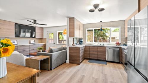 Sonoma House | Upscale 3 BD and Bonus, Pool, Spa, Minutes to Plaza