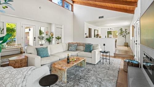 Sonoma House | Upscale 3 BD and Bonus, Pool, Spa, Minutes to Plaza