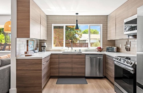 Sonoma House | Upscale 4 BD, Pool, Spa, Minutes to Plaza