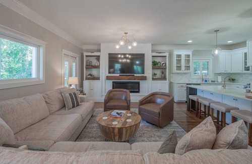 Athens House | Upscale 4BR Walk to Stadium and Downtown