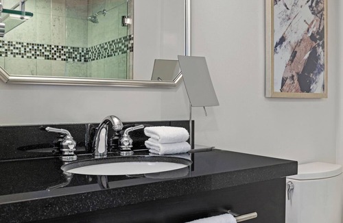Lower Nob Hill Hotel | Upscale and located in Down Town San Fran close to Alcatraz and Golden Gate Bridge