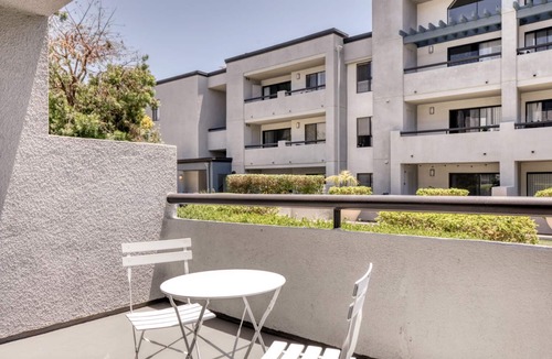 Downtown Burbank Apartment | Upscale Burbank 2BR w/BBQ, Gym & Pool, near TJ & WF, by Blueground