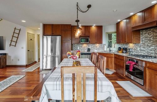 Unaka Cabin | Upscale Cabin with Mountain Views & Starlink Wi-Fi Near Rafting & Blue Ridge!