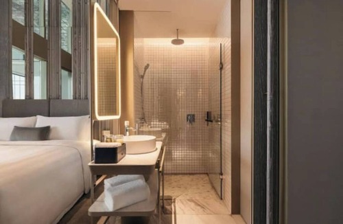 Orchard Hotel | Upscale Clean Tech Hotel Club King w Balcony Next to Famous Orchard Rd