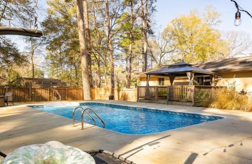 Oxford House | Upscale comfort & class with seasonal pool & yard
