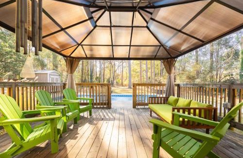 Oxford House | Upscale comfort & class with seasonal pool & yard