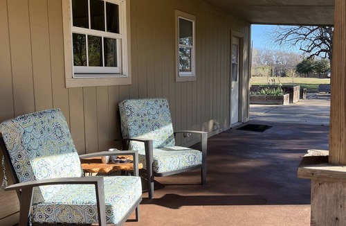 Flower Mound House | Upscale cottage on a farm in the middle of the city. Six miles to DFW airport.