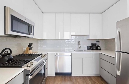 White Plains Apartment | Upscale Downtown 2BR | Lux Amenities | Laundry
