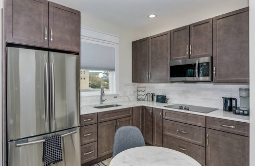 Downtown Apartment | Upscale Downtown Carriage House a Block Off Palafox - WiFi - At The Beach In Under 20 Minutes