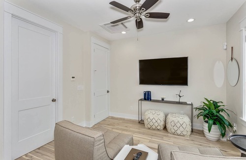 Downtown Apartment | Upscale Downtown Carriage House a Block Off Palafox - WiFi - At The Beach In Under 20 Minutes