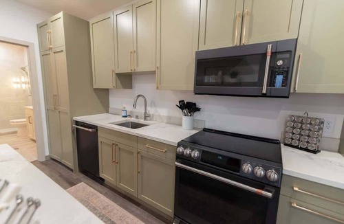 Palmer Bed & Breakfast | Upscale Downtown Suite Mt. Views Walkable!
