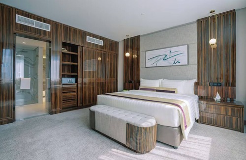 Al Muraqqabat Hotel | Upscale Escape at Khalidia Palace Hotel | Central Dubai Convenience