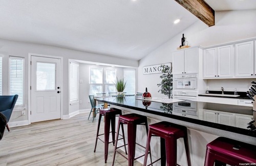 San Antonio House | Upscale Gem 5BR, 3B close to many attractions