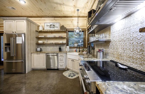Broken Bow Cabin | Upscale Honeymoon Cabin w/Hot tub, Fireplace and Rain Shower