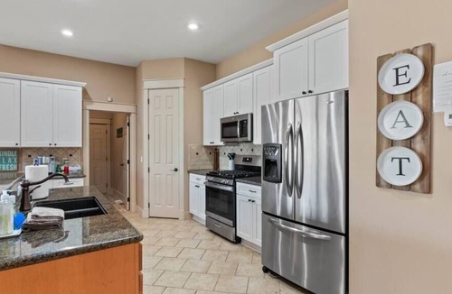 Latah Valley House | Upscale Huge Home/ 2 Decks w Views/ 2 Living Rooms